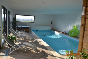 Piscine intérieure privée chauffee toute l annee et spa St Martin